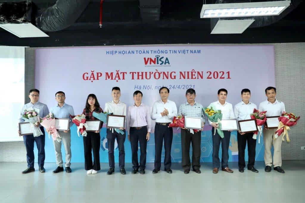 Đại diện công ty nessar lên nhận giấy khen